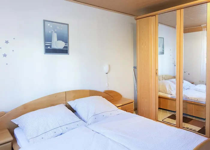 Quiet Apartment Along A Stream In Halenfeld